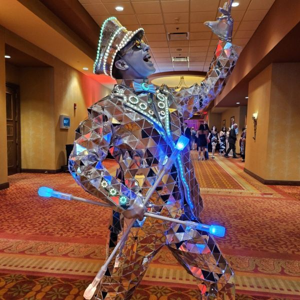 Mirror Man juggling