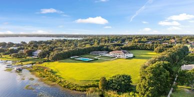 Windermere location of Home with gardens and front Pond water