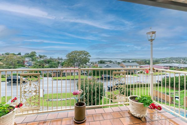 4 Thirroul Rd, Kanahooka NSW 2530