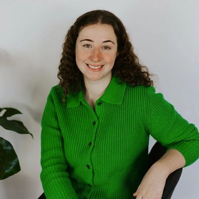 Femme assise au chandail vert, Maxime Sornin, représente l'environnement