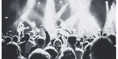 Des gens qui s'amusent dans un festival, mais tout événement émet des émissions de GES