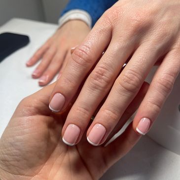 We can say that French manicure is a symbol of eternal beauty and femininity.