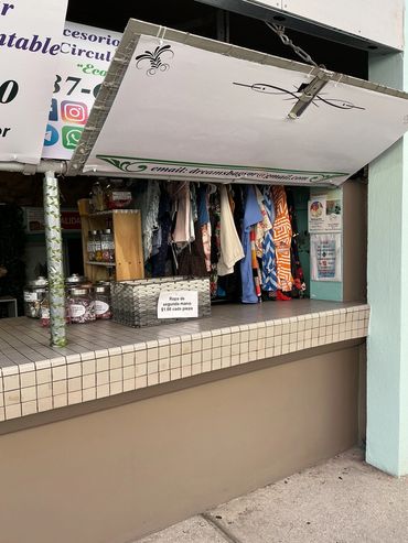 Ropa de segunda mano seleccionada cuidadosamente con o sin etiqueta de nueva.