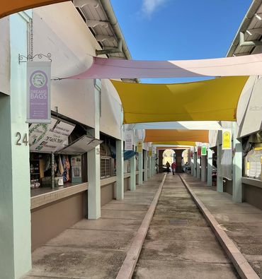 Estamos en el kiosko 24 somos de los locales que quedan en el medio del pasillo de la plaza.