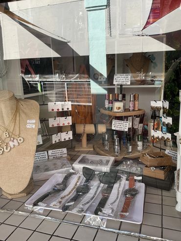 Nuestra vitrina de joyería de acero inoxidable y de bellos detalles para regalar.