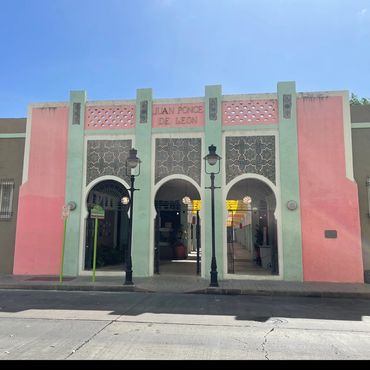 La Plaza Juan Ponce de León conocida coloquialmente como la Plaza de Los Perros, en Ponce.