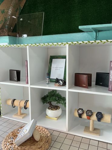 Accesorios para hombre como carteras de cuero vegano, relojes y brazaletes en acero inoxidable.