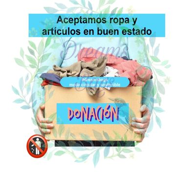 Persona sosteniendo caja para donación de ropa en buen estado.