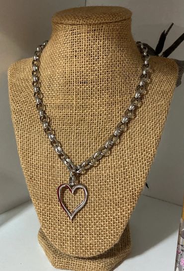 Cadena en acero inoxidable color plateado con un corazón, es parte de nuestras piezas para la venta.