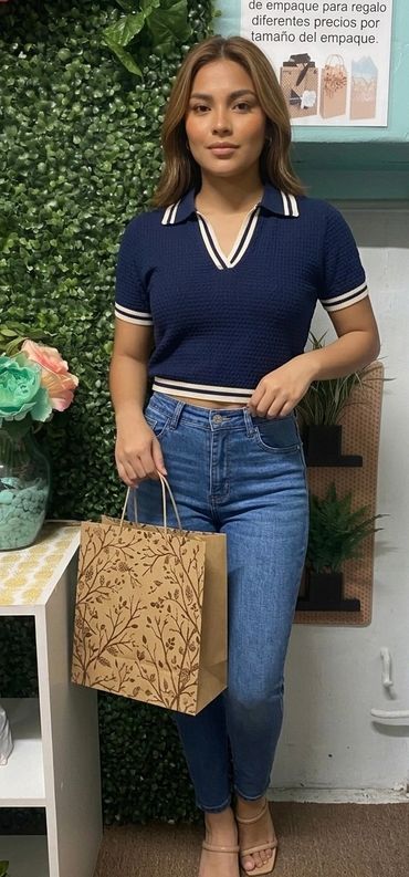 Modelo con ropa de nuestra tienda.