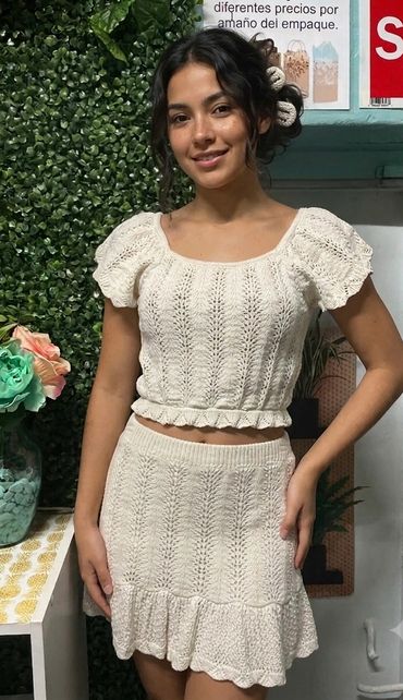 Modelo con piezas de ropa de nuestro inventario.