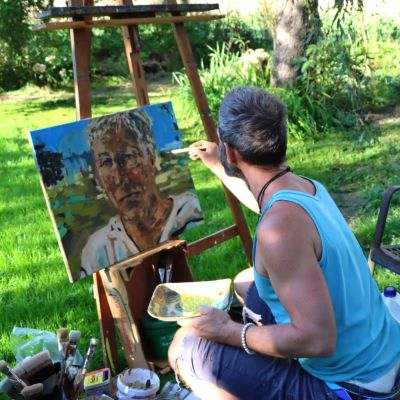 Painter Bernhard Karlowitz paints in the garden of a sitter in real time and real light: New Modern