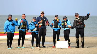Une petite halte en pirogue au milieu de la Baie de Somme. Ambiance relaxe avec Yves et sa pirogue a
