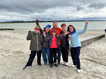 les enfants contre les parents pour un jeu en famille super sympa sur la plage au Crotoy