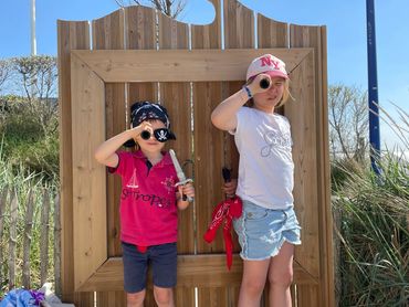 Enfants déguisés en pirates participant à l'escape game Les baluchons de la baie.