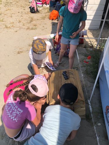 Les enfants ouvrent le coffre fort tous ensemble.