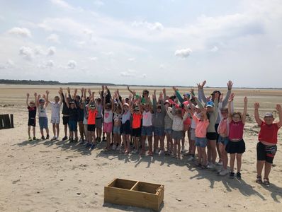 Les élèves de la classe ont participé à l'escape game. Ils sont sur la plage au Crotoy.