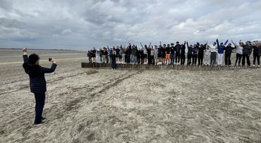 lycéens groupe koh lanta au Crotoy sur la plage jeu insolite fun pour les jeunes