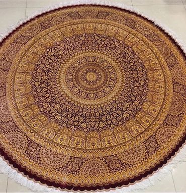 Round Qom silk handmade carpet. Diameter 200 cms.