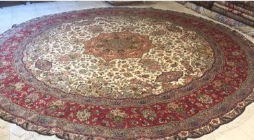 Beautiful Tabriz wool and silk Persian carpet. Diameter 400 cms.