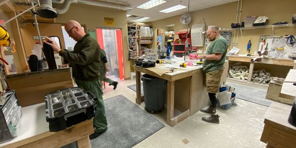 Image of the lab, complete with state-of-the-art equipment to customize and adjust devices