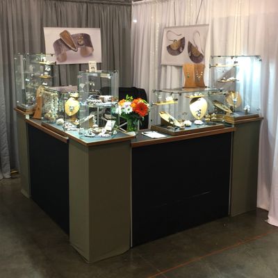 Girl Meets Joy Jewelry has a new booth design!