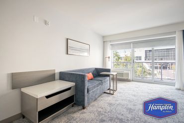 Hotel Suite, Hotel Photography Winnipeg, Mike McComb, Wornstar Media www.wornstarmedia.com