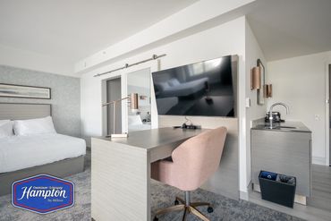 Hotel Suite, Hotel Photography Winnipeg, Mike McComb, Wornstar Media www.wornstarmedia.com