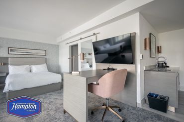 Hotel Suite, Hotel Photography Winnipeg, Mike McComb, Wornstar Media www.wornstarmedia.com