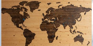 Es un mapa mundial color café donde se percibe puntos pequeños en color azul en diferentes partes.