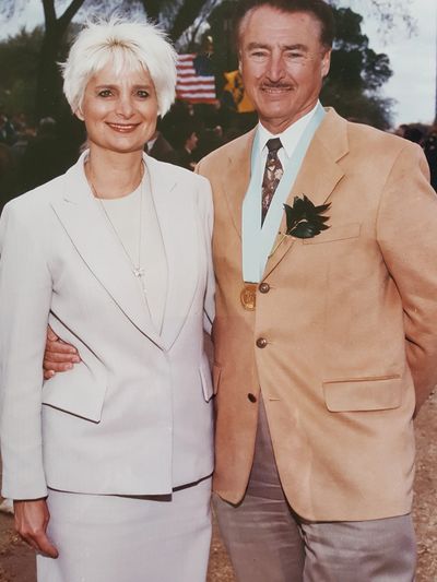 Gail Nichols and Richard Cherry receiving Smithsonian Computerworld Award in 1999 for Willow CSN