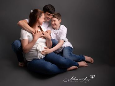 family of three in a maternity photoshoot session