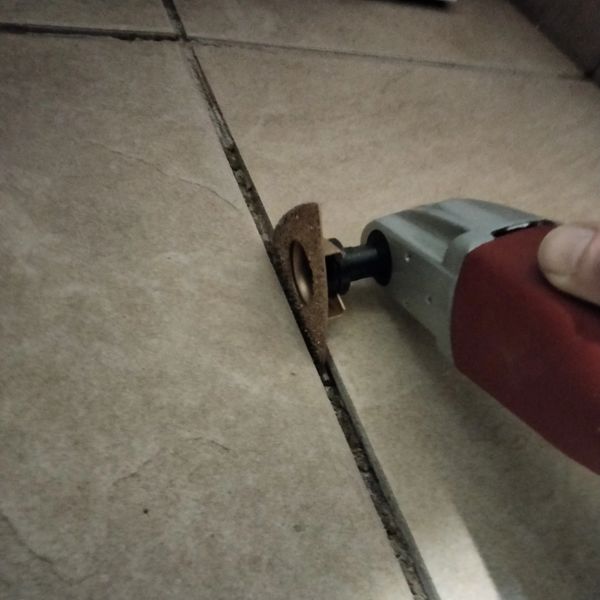 REMOVAL OF GROUT TO ISOLATE TILE IN ORDER TO REPLACE BROKEN TILES AND GROUT BY THE GROUT DYER