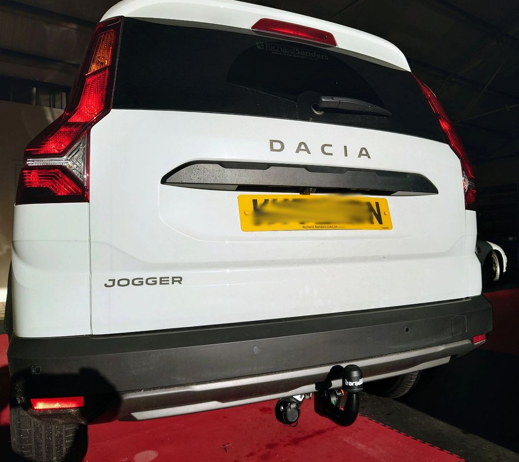 White Dacia Jogger fitted with a detachable Aragon Tow Bar