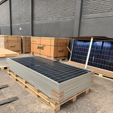 En bodega tenemos siempre disponible modulos, inversores y materiales de instalación. ¡Cotiza ya!
