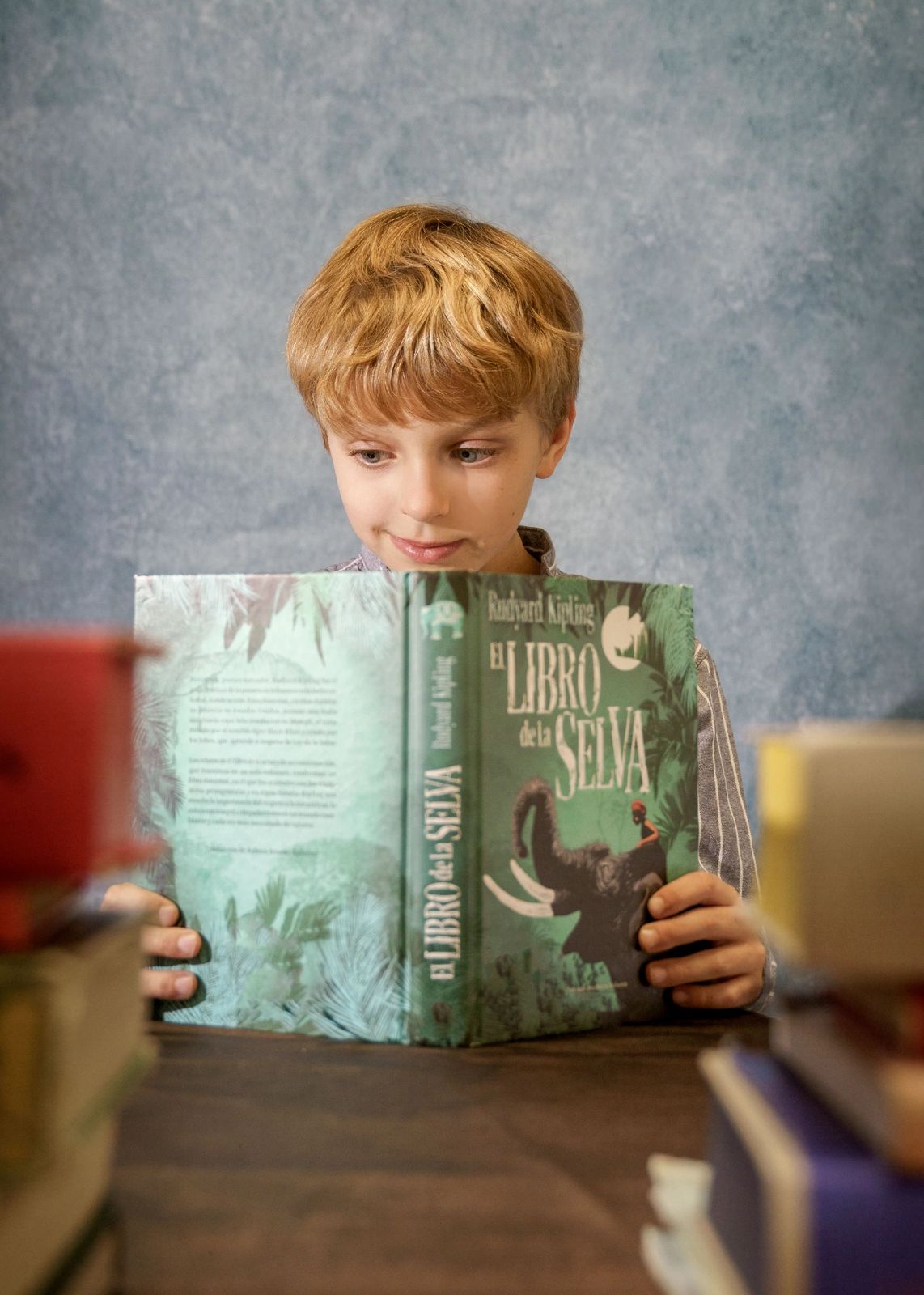 retrato fine art de niño leyendo. Niño que ama los libros