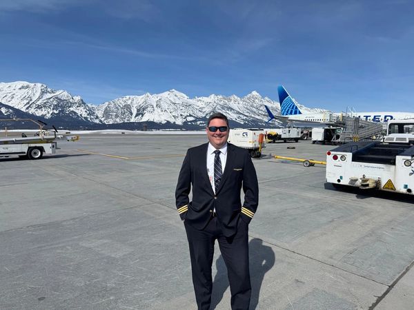 United Airlines, First Officer, Dreams pursuit