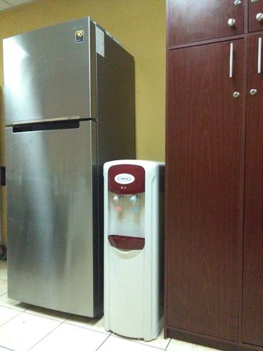 Dispensadores de agua tipo oasis agua fría y caliente con purificador de agua incorporado.