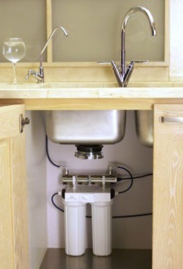 Purificador de agua con luz ultravioleta de 2 gpm doble prefiltro contra sedimento y carbón