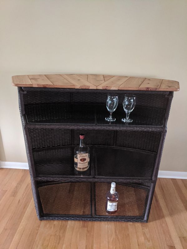 wicker bar