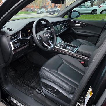 Intérieur d'une voiture Audi avec sièges en cuir.