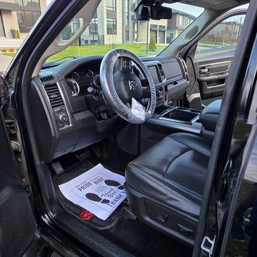Intérieur propre d'une voiture avec volant protégé.