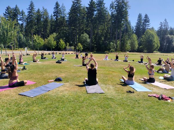 Pilates in the Park big group circle.