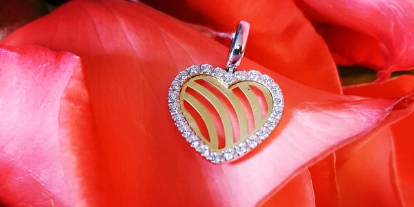 18K heart pendant with cubic zirconia frame