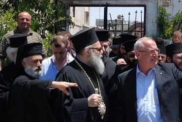 المهندس نهاد سمعان مع البطرك اليازجي ومطران حمص جاورجيوس ابو زخم