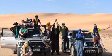 Groupe de personnes sur des 4X4 ç Djanet