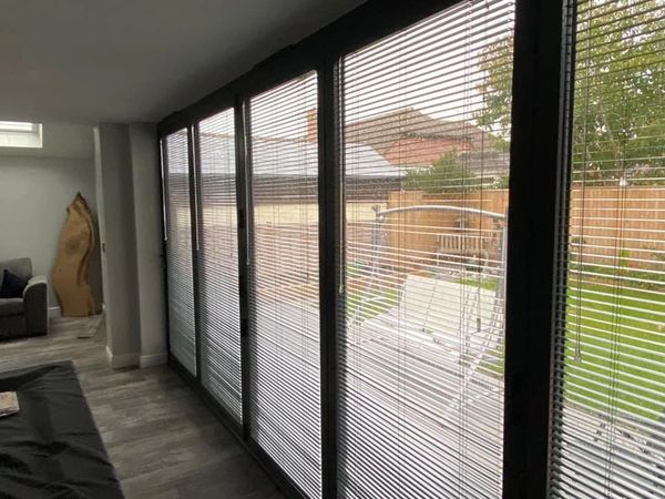 Made to measure aluminium veneitna blinds in a log cabin