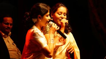 Yashashree bhave and Surbhi dhomne is live singing in Nagpur