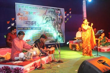 Yashashree Bhave is singing live in Deshpande Hall