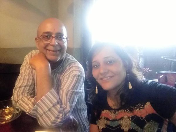 Pramod moutho is having dinner with yashashree bhave after live music show.